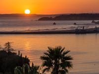 Die Sonne berührt den Horizont